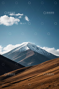 雪山下的广袤原野风光