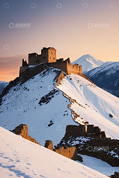 雪山之巅的古老城堡景观