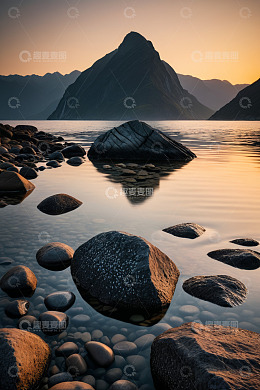 山水间夕阳下的湖畔石景
