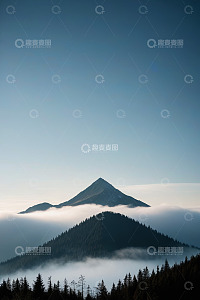 云雾缭绕中的山林与山峰景观