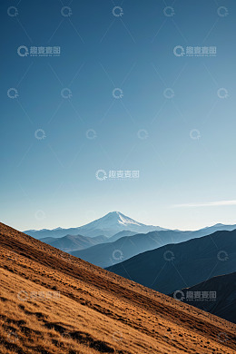 远山与山坡的自然风光