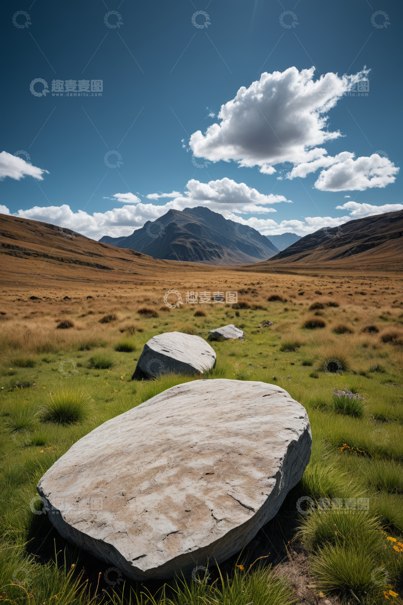 高清大图下载【趣麦麦图】草原巨石与远处山峦风景