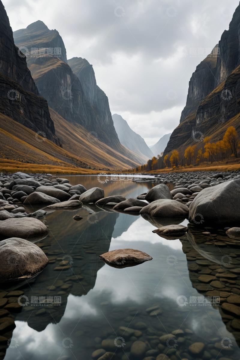高清大图下载【趣麦麦图】山谷间平静湖水与嶙峋山石
