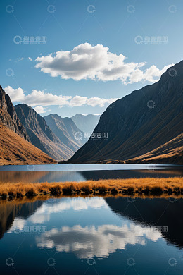 山间湖泊自然风光