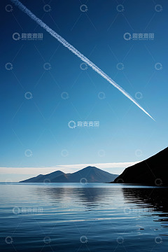 蓝天湖泊与远山的风景