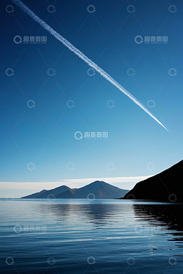 蓝天湖泊与远山的风景