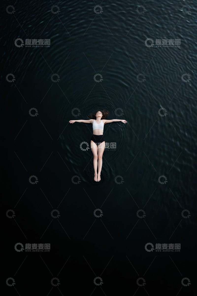 高清大图下载【趣麦麦图】女子漂浮在水面上的场景