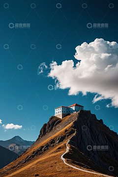 山顶建筑与蓝天白云风景