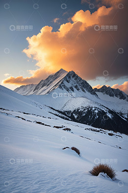 雪山夕阳下的自然景观