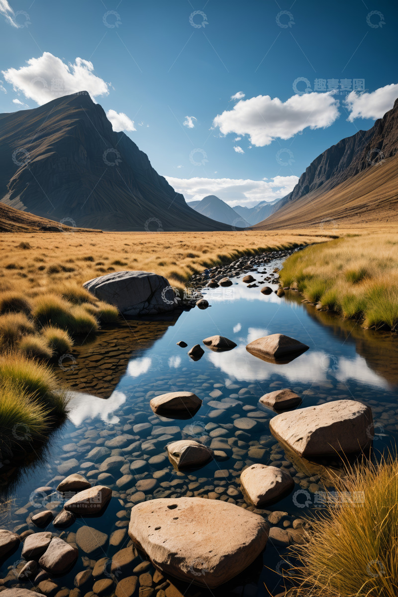 高清大图下载【趣麦麦图】山谷间清澈溪流与远山风景