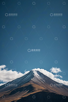 蓝天白云下的雪山远景