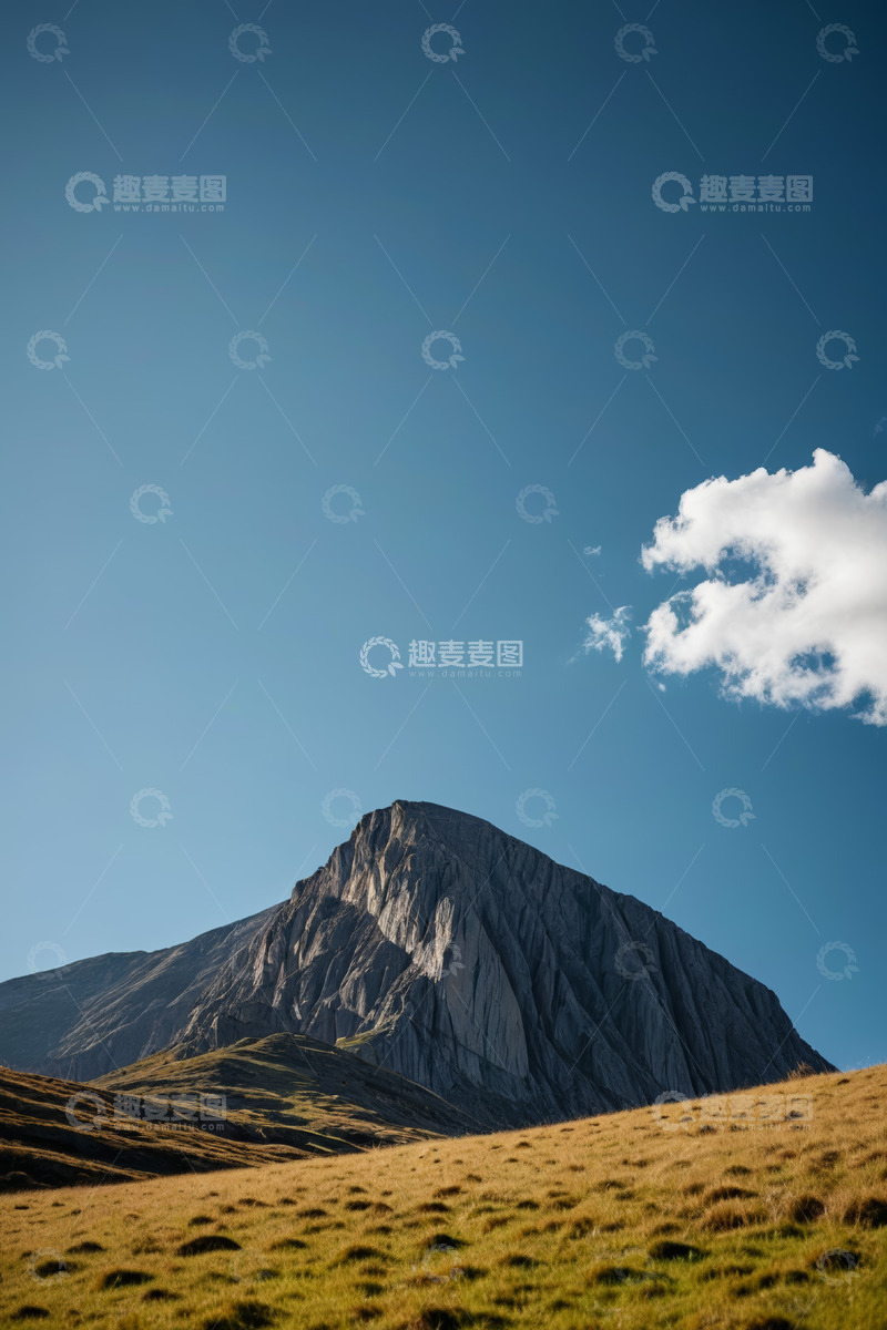 高清大图下载【趣麦麦图】蓝天白云下的高山与草地