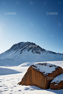 雪山下覆雪岩石自然景观