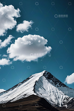 蓝天白云下的雪山景观