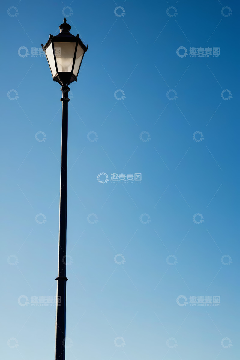 高清大图下载【趣麦麦图】蓝天背景下的复古路灯