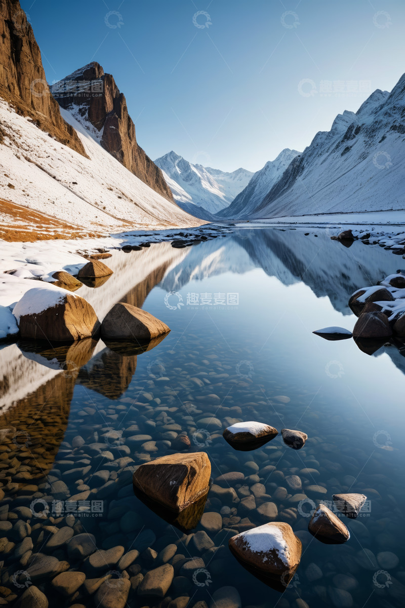 高清大图下载【趣麦麦图】雪山下宁静湖泊与岩石景观