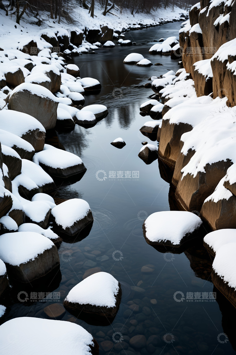 高清大图下载【趣麦麦图】积雪覆盖的河流与岩石景观