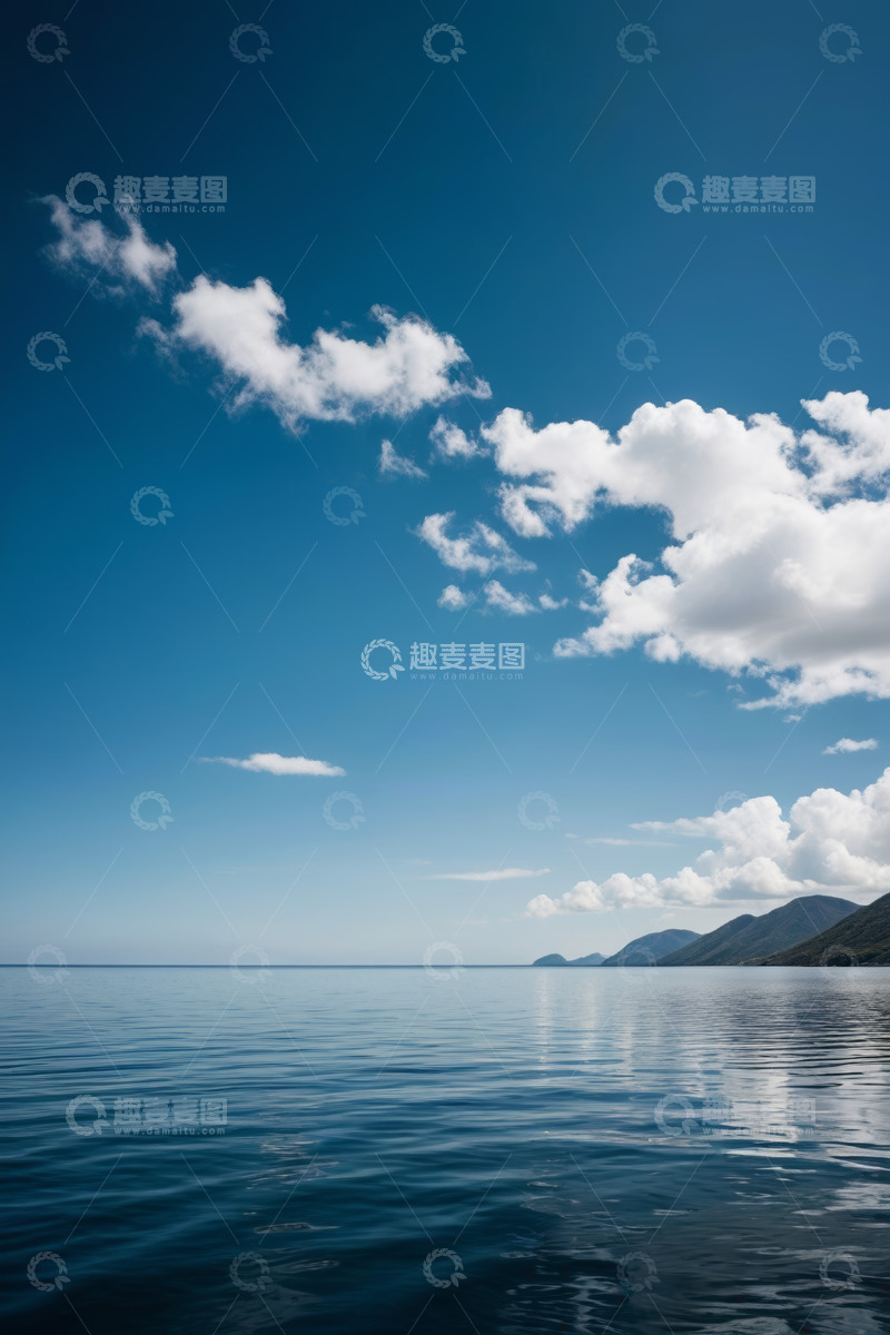 高清大图下载【趣麦麦图】蓝天白云下的平静海面