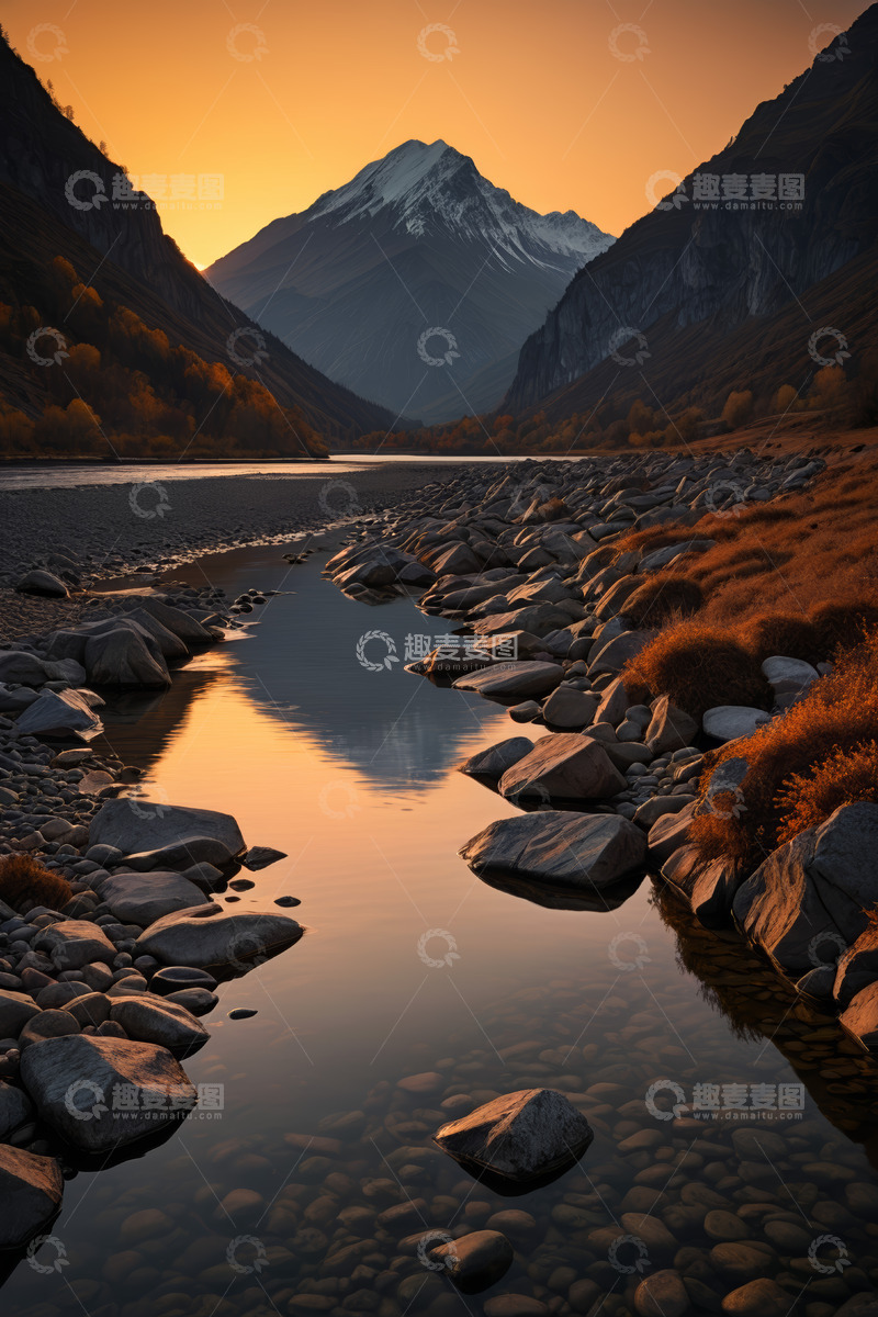 高清大图下载【趣麦麦图】山谷间河流与远山日落景致