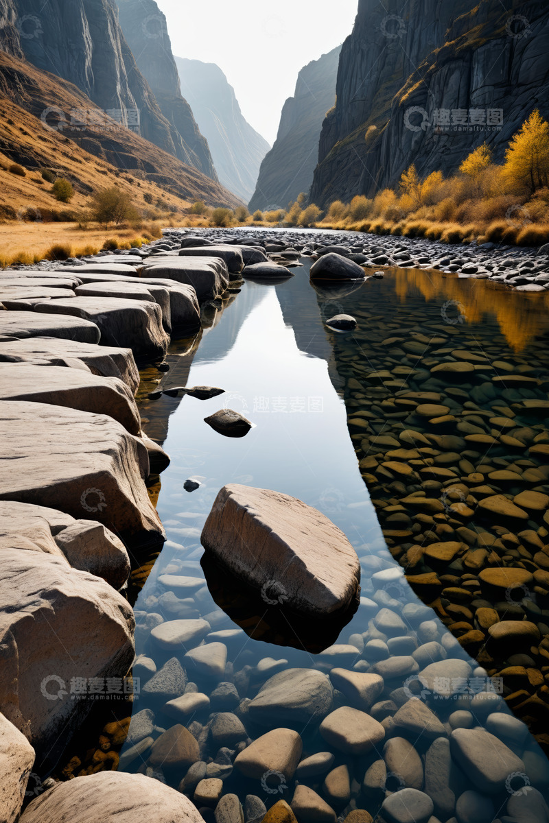 高清大图下载【趣麦麦图】山谷间清澈河流与岩石景观