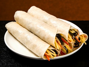 煎饼里面卷着菜