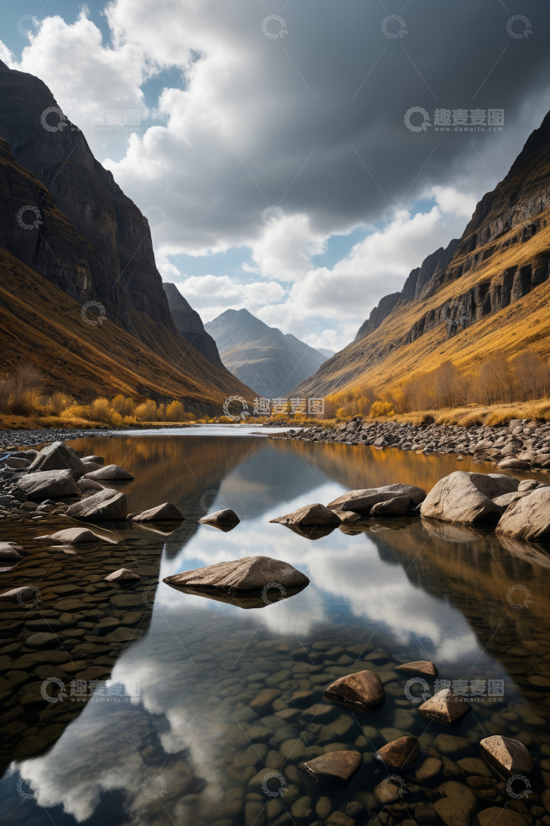 高清大图下载【趣麦麦图】山谷中宁静的湖泊风光