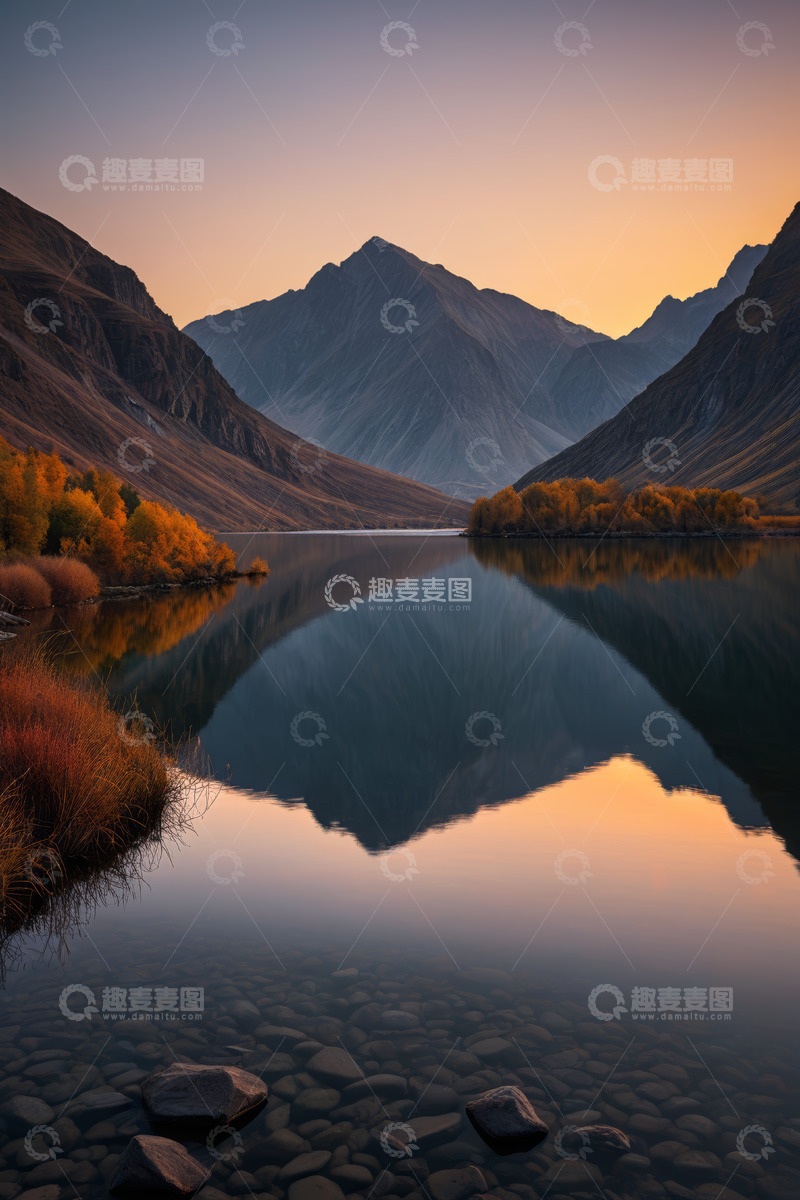 高清大图下载【趣麦麦图】秋日山间湖泊宁静风光