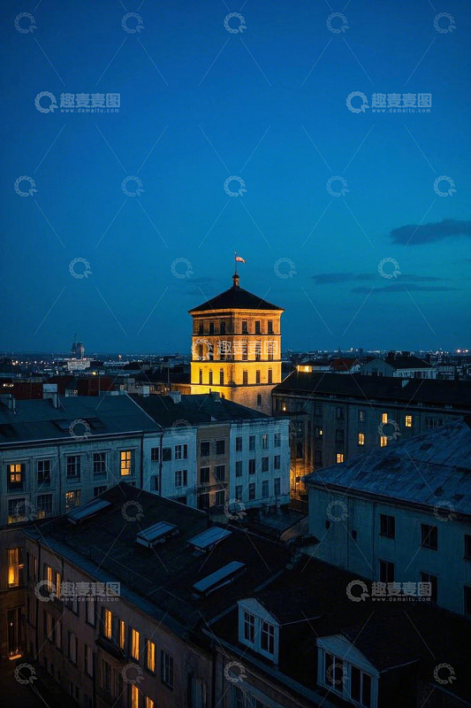 城市夜景中的塔楼与周边建筑