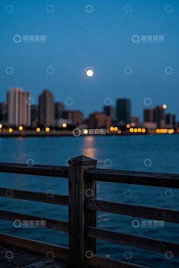 月夜下城市滨水景观