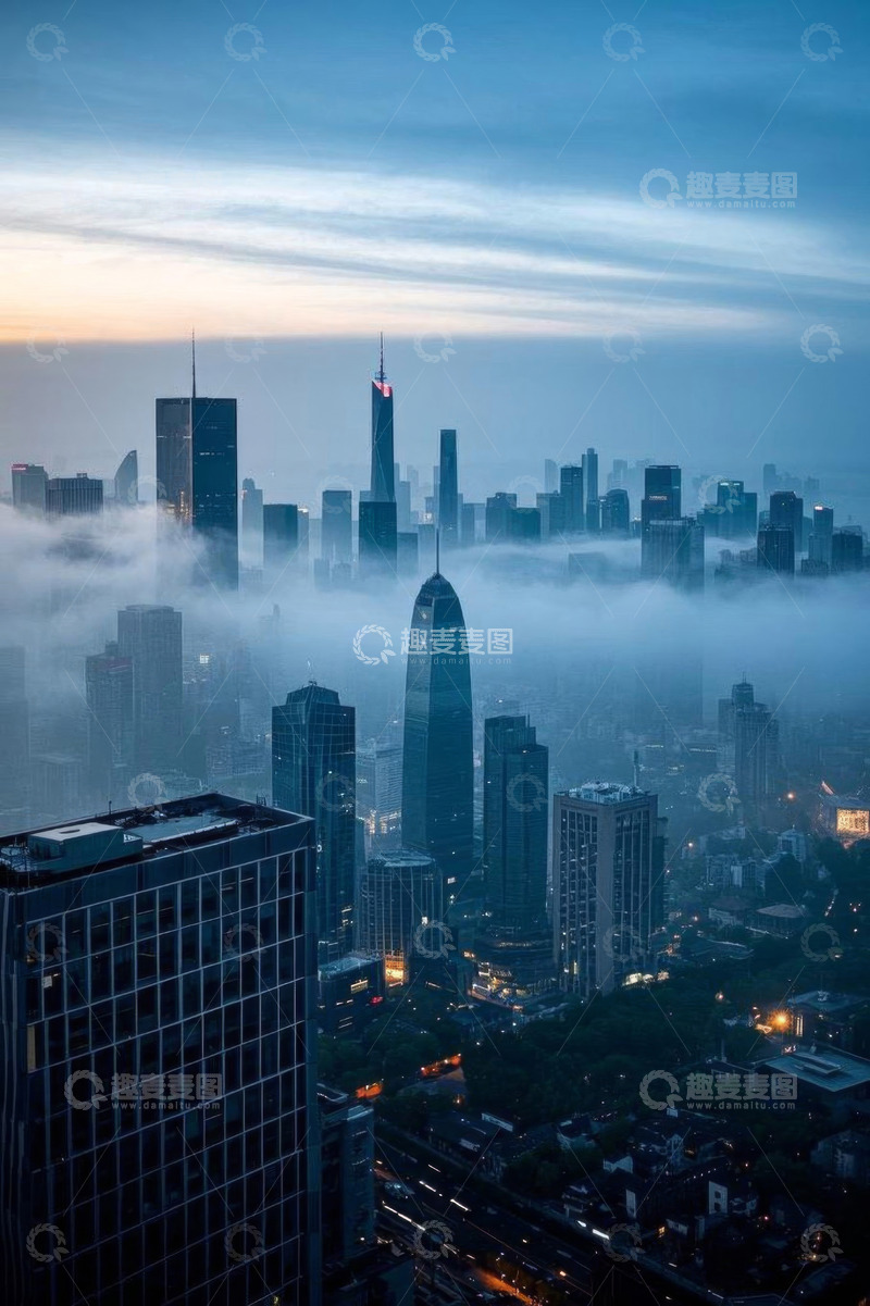 高清大图下载【趣麦麦图】云雾缭绕中的城市高楼景观