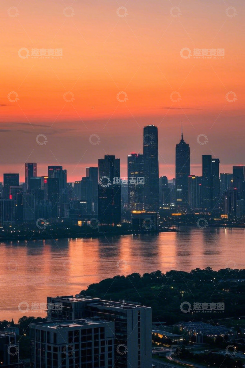 高清大图下载【趣麦麦图】城市黄昏天际线与江面景观