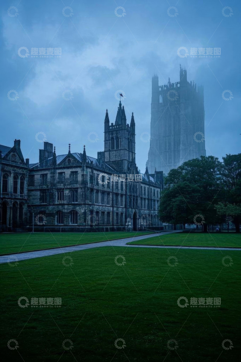 高清大图下载【趣麦麦图】欧洲雾中古老建筑与绿地景观