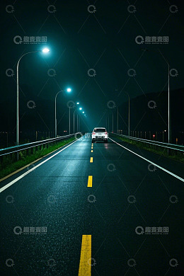 夜晚公路上行驶的白色汽车