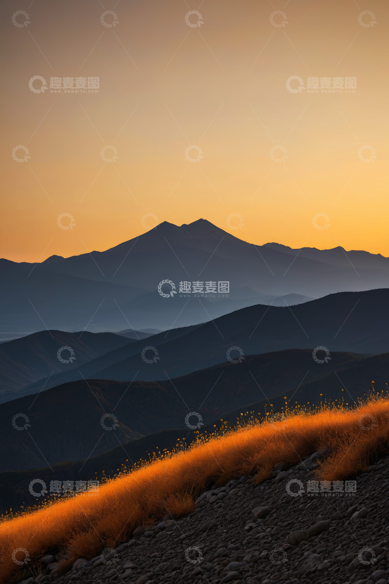 高清大图下载【趣麦麦图】黄昏时分的山景与草地