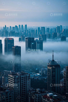 城市平流雾中的摩天大楼景观