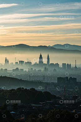 城市天际线与远山晨景