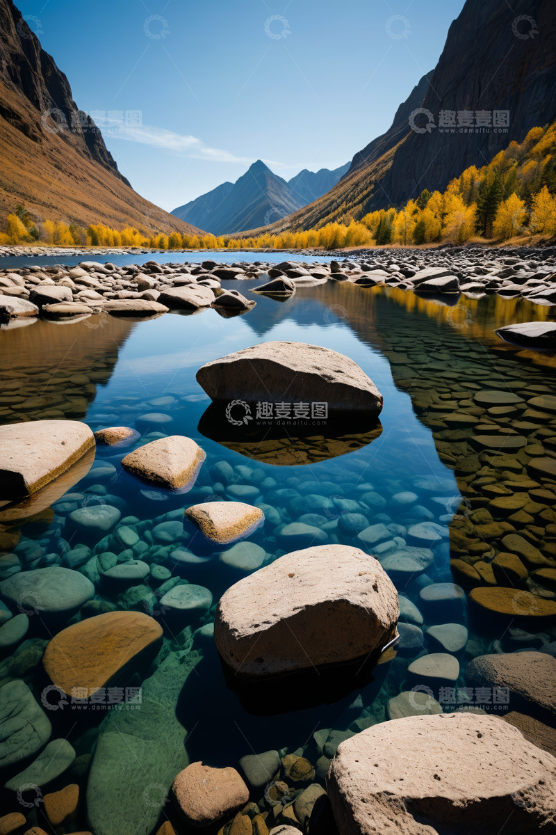 高清大图下载【趣麦麦图】山谷清澈水域与秋日山林景观