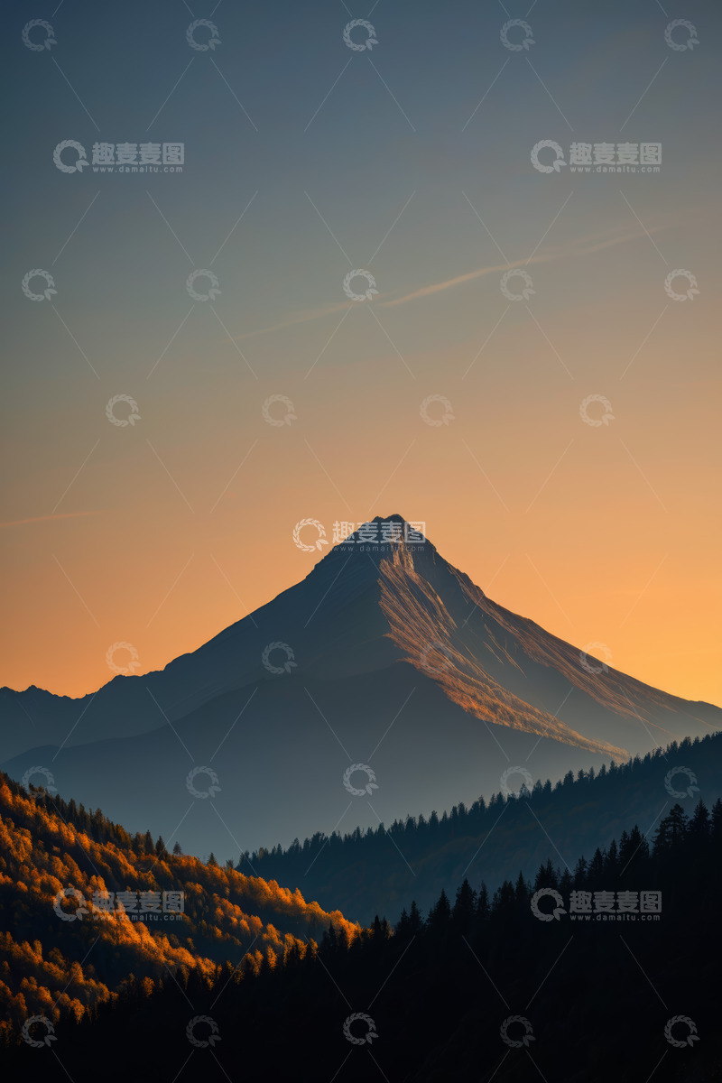 高清大图下载【趣麦麦图】夕阳下的山峰与森林景观