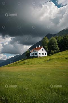 山间草地中的白色小屋