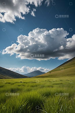 草原山丘与蓝天白云风景