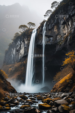 山间瀑布自然景观