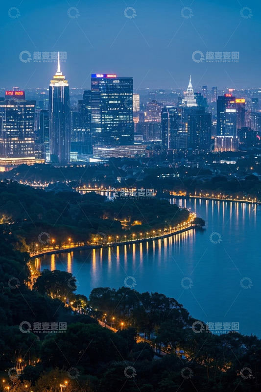 城市湖畔夜景全景