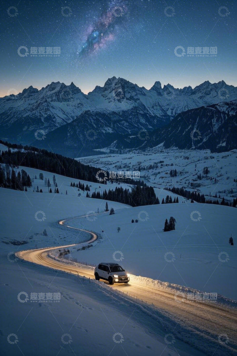 高清大图下载【趣麦麦图】雪夜山间公路行驶的汽车