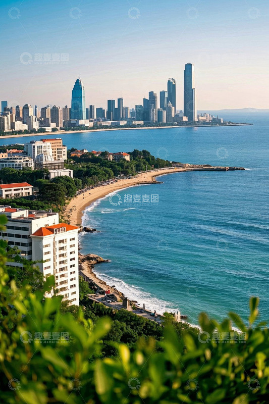 海滨城市海岸线与建筑群景观
