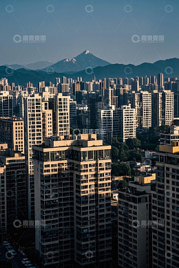 城市高楼与远山景观