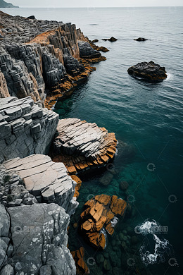 海岸边形态各异的岩石景观