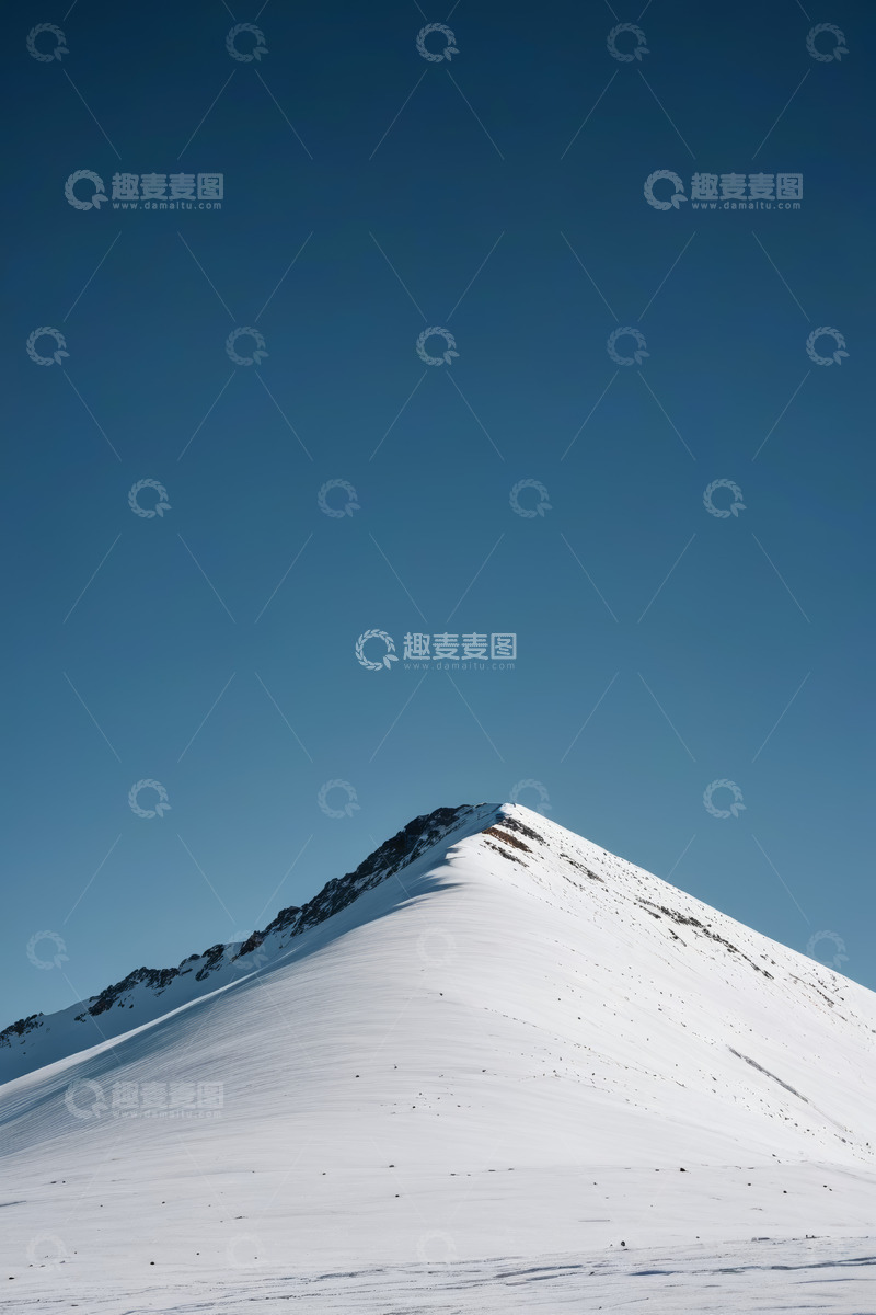 高清大图下载【趣麦麦图】蓝天覆盖下的雪山风景