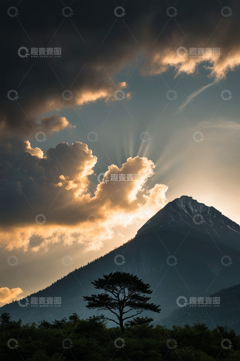 高清大图下载【趣麦麦图】山间日落时分云彩与山峰景观