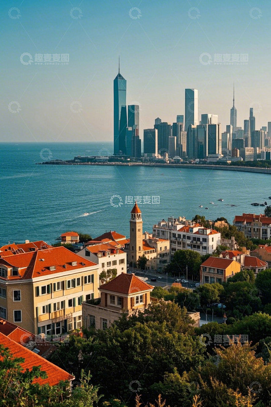 海滨城市红顶建筑与现代高楼景观