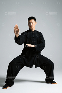男子身着太极服练习太极拳